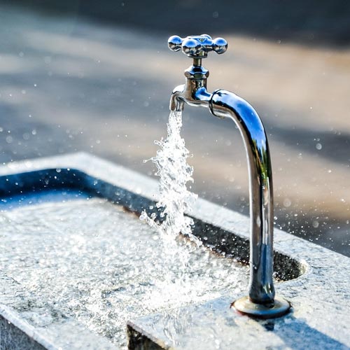 Wasserhahn mit Leitungswasser